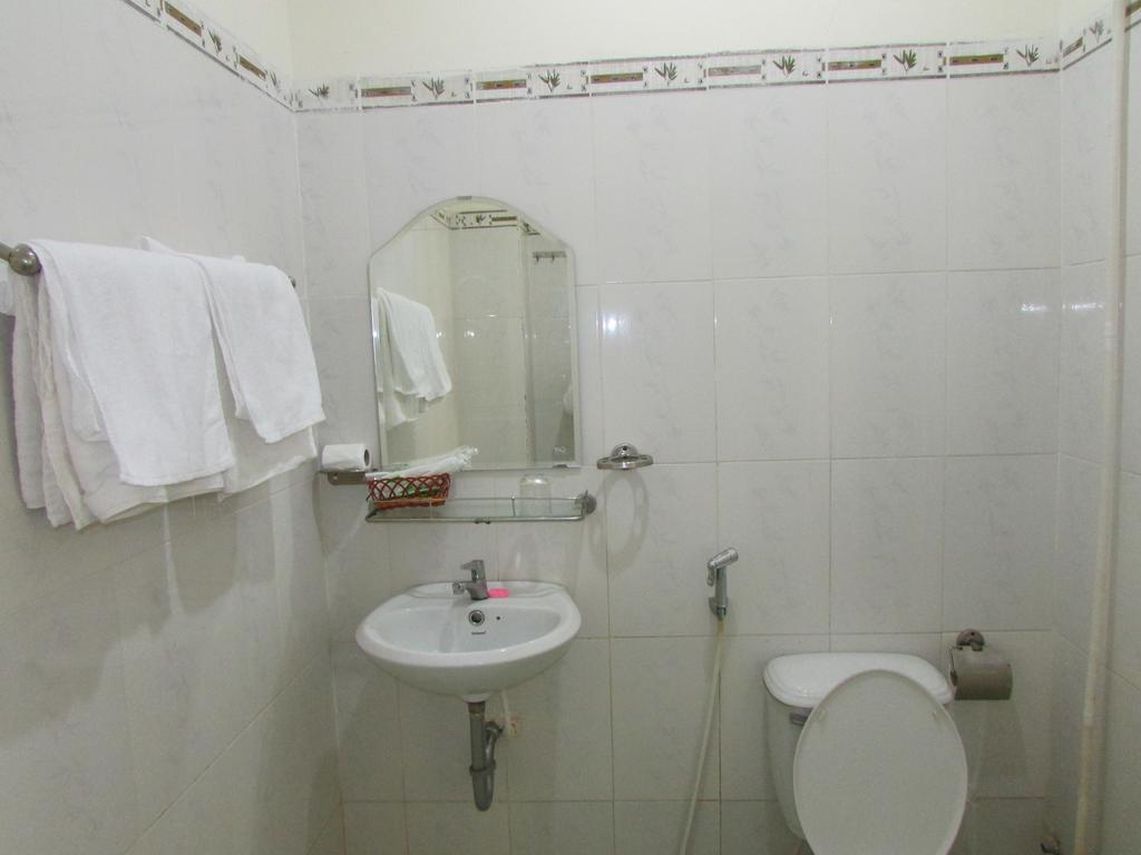 Hung Thinh Hotel Куинён Экстерьер фото