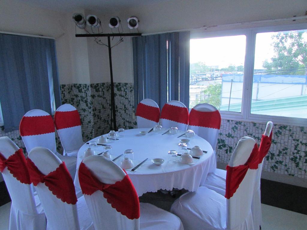 Hung Thinh Hotel Куинён Экстерьер фото